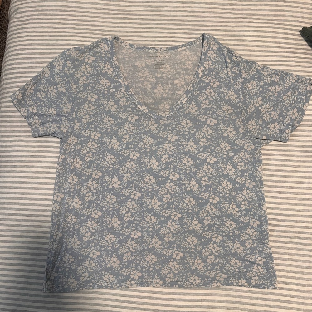 American Eagle Outfitters Blue and White Floral V-Neck Tee